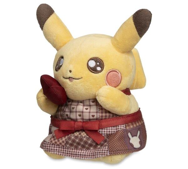 New Pikachu’s Sweet Delivery Plush available now at the official Pokémon Center featuring adorable Pikachu holding a heart-shaped chocolate and wearing a patchwork-style apron